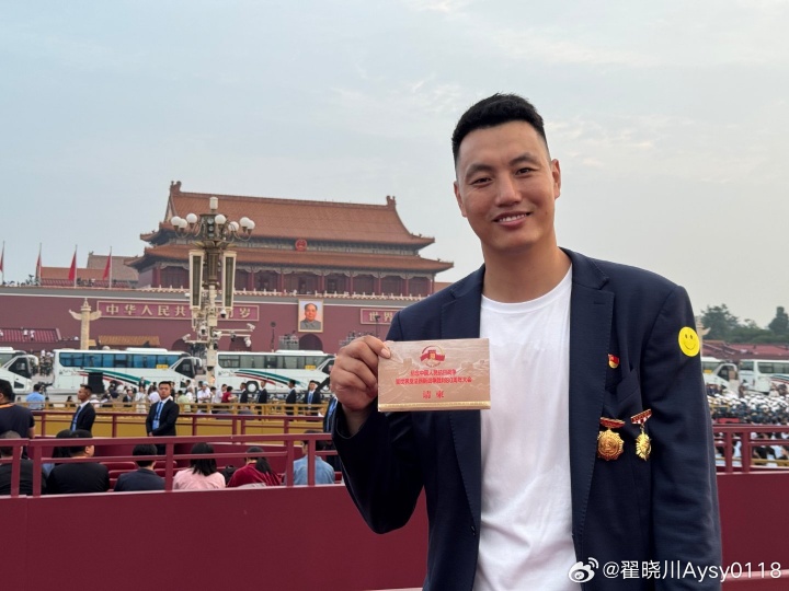 大舞台-翟晓川佩戴奖章亮相阅兵式 高呼正义和平与人民必胜信念