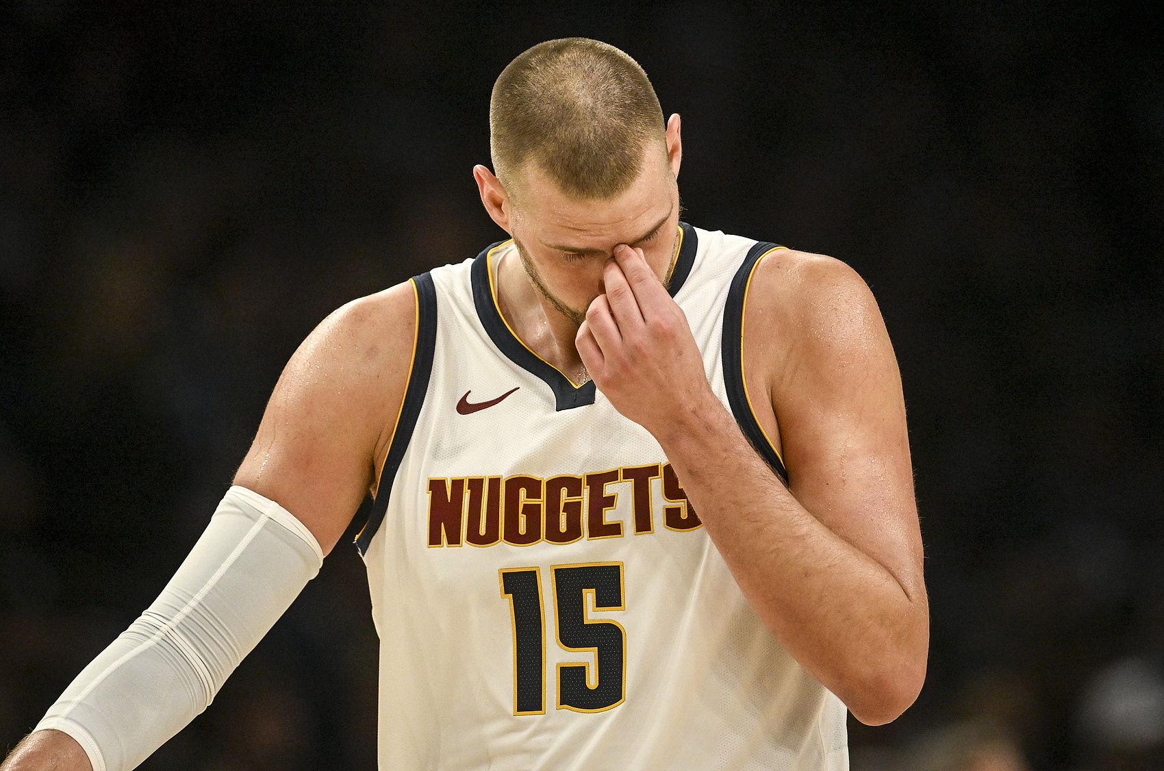 大舞台-打不动戈贝尔！约基奇22中8拿到24分15板9助3断1帽 最后被驱逐